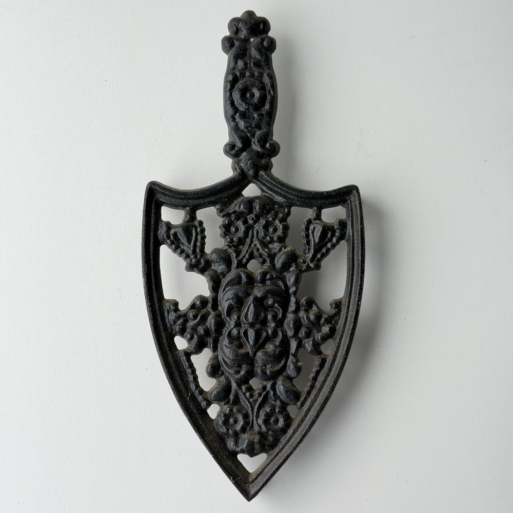 Vintage‎ Cast Iron Trivet Ornate Crest Shield Floral Scroll French Old World